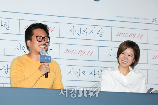 배우 양익준, 전혜진이 5일 오후 서울 용산구 CGV 용산아이파크몰에서 열린 영화 ‘시인의 사랑(감독 김양희)’ 언론시사회에 참석하고 있다.