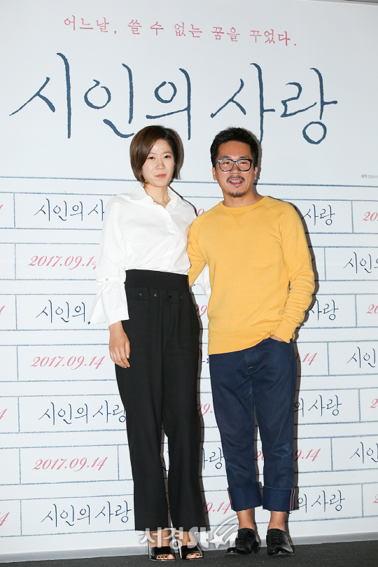 배우 전혜진, 양익준이 5일 오후 서울 용산구 CGV 용산아이파크몰에서 열린 영화 ‘시인의 사랑(감독 김양희)’ 언론시사회에 참석하고 있다.