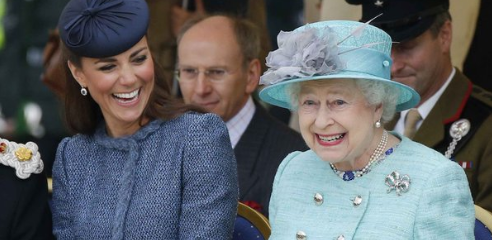 영국 엘리자베스2세 여왕(오른쪽)과 케이트 미들턴 영국 왕세손빈/트위터 캡쳐