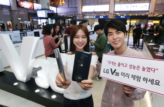 LG전자는 6일부터 서울, 부산, 대구, 대전, 광주 등 5개 도시에서 13개의 ‘LG V30’ 체험존을 운영한다./사진제공=LG전자