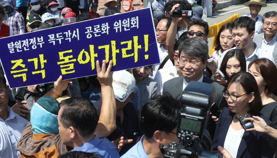 ‘한국수력 원자력 노동조합과 지역 주민 등이 ‘신고리 공론화위원회’활동을 중단해달라며 가처분을 신청했으나 법원은 이를 각하했다. /연합뉴스