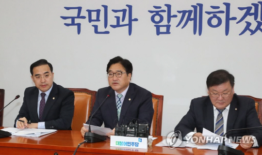 우원식 원내대표는 6일 국회 최고위원회를 통해 “한국당은 보이콧을 중단하고 국회로 복귀해야 한다”라고 말했다. / 연합뉴스