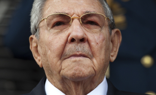 쿠바 ‘카스트로 형제’ 59년 통치 진다··“내년 2월 정권 이양”