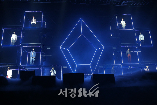 펜타곤 멤버들이 6일 오후 서울 광진구 광장동 예스24 라이브홀에서 열린 네 번째 미니앨범 ‘DEMO_01‘ 발매 기념 쇼케이스에 참석해 무대를 선보이고 있다.