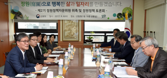 김재현(사진 왼쪽 첫번째) 산림청장이 제2기 정원정책자문위원들과 토론을 나누고 있다. 사진제공=산림청