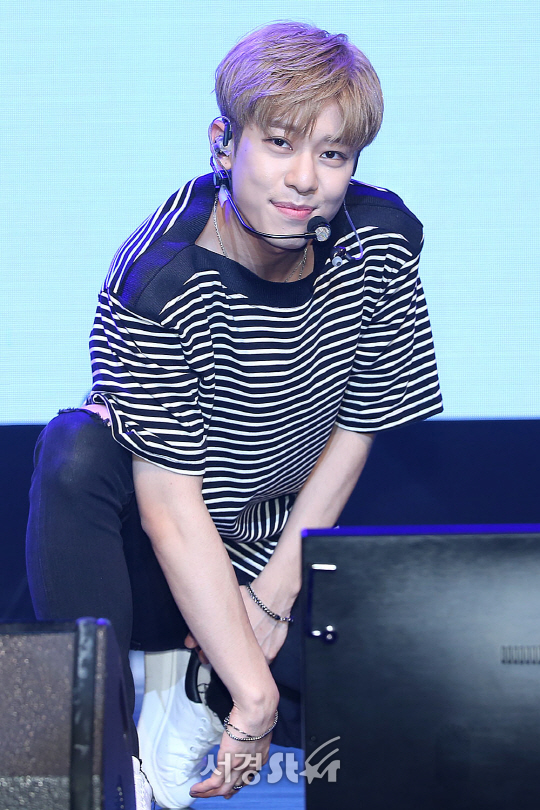 MXM 멤버 김동현이 6일 오후 서울 강남구 KT&G 상상마당 대치아트홀에서 열린 첫 번째 미니앨범 ‘UNIMIX‘ 데뷔 쇼케이스에 참석해 무대를 선보이고 있다.