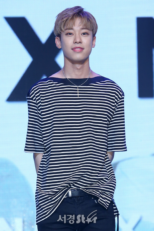 MXM 멤버 김동현이 6일 오후 서울 강남구 KT&G 상상마당 대치아트홀에서 열린 첫 번째 미니앨범 ‘UNIMIX‘ 데뷔 쇼케이스에 참석해 포토타임을 갖고 있다.