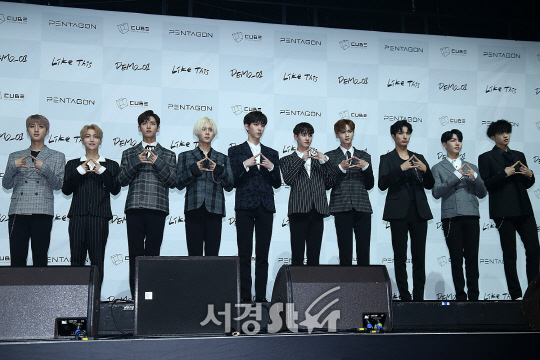 펜타곤 멤버들이 6일 오후 서울 광진구 광장동 예스24 라이브홀에서 열린 네 번째 미니앨범 ‘DEMO_01‘ 발매 기념 쇼케이스에 참석해 포토타임을 갖고 있다.