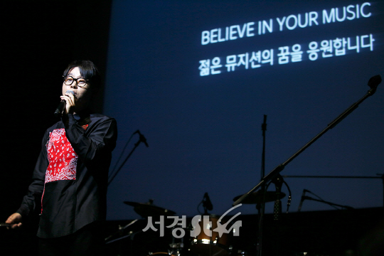 가수 이승환이 6일 오후 서울 마포구 CJ아지트 광흥창점에서 열린 이승환 X CJ문화재단 ‘인디음악 활성화’ 공동 프로젝트 기자간담회에 참석하고 있다.