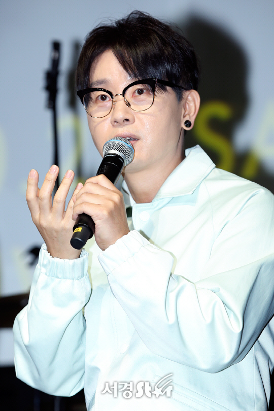 가수 이승환이 6일 오후 서울 마포구 CJ아지트 광흥창점에서 열린 이승환 X CJ문화재단 ‘인디음악 활성화’ 공동 프로젝트 기자간담회에 참석하고 있다.