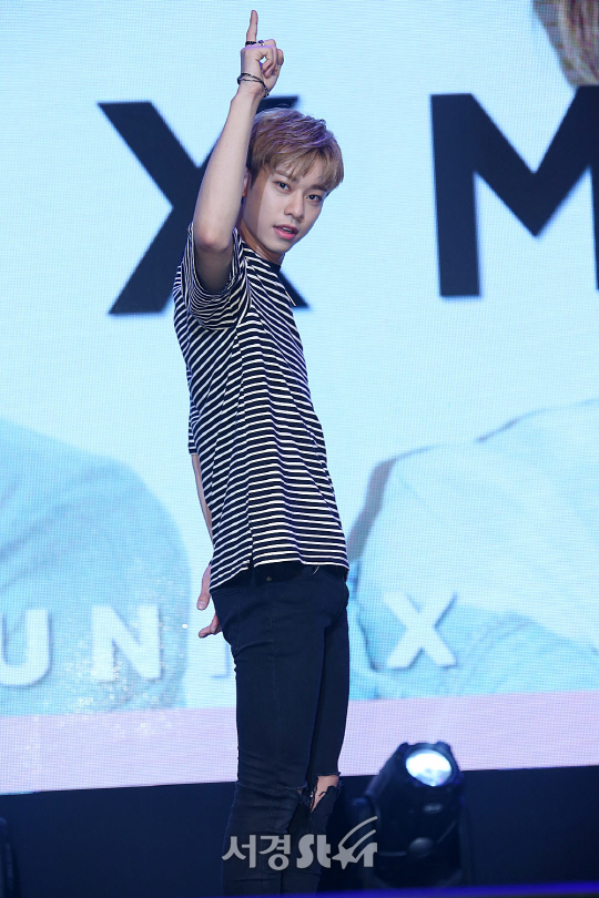 MXM 멤버 김동현이 6일 오후 서울 강남구 KT&G 상상마당 대치아트홀에서 열린 첫 번째 미니앨범 ‘UNIMIX‘ 데뷔 쇼케이스에 참석해 무대를 선보이고 있다.