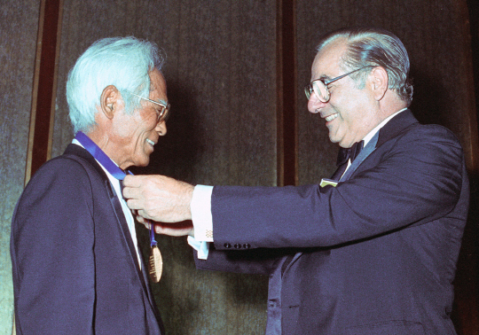대산 신용호(왼쪽) 교보생명 창립자가 1983년 세계보험협회로부터 한국인 최초로 ‘세계보험대상’을 수상하고 있다. /사진제공=교보생명