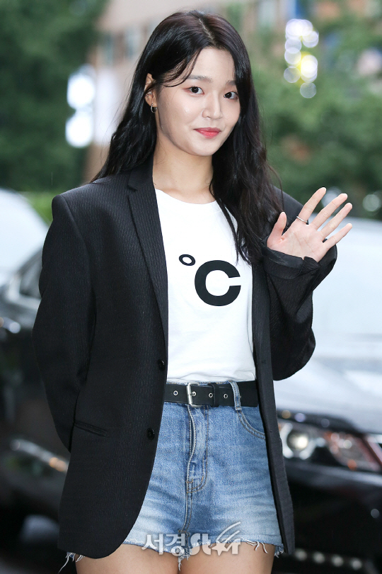 배우 지헤라가 6일 오후 서울 영등포구 한 음식점에서 열린 KBS2 드라마 ‘학교 2017’ 종방연에 참석해 포즈를 취하고 있다.