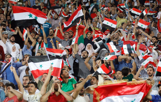 5일(현지시간) 이란 테헤란 아자디스타디움에서 열린 이란-시리아의 월드컵 축구 예선전에서 시리아 여성들이 이란 여성들과는 달리 테헤란 경기장에 자유롭게 입장해 자국 남성 선수들을 응원하고 있다./테헤란=EPA연합뉴스