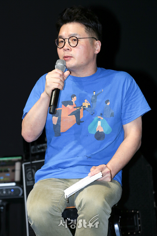 음악평론가 김작가가 6일 오후 서울 마포구 CJ아지트 광흥창점에서 열린 이승환 X CJ문화재단 ‘인디음악 활성화’ 공동 프로젝트 기자간담회에 참석하고 있다.