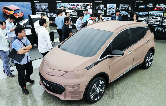 한국GM 디자인센터 내에 전시된 볼트 EV의 디자인 콘셉트 차량. /사진제공=한국GM
