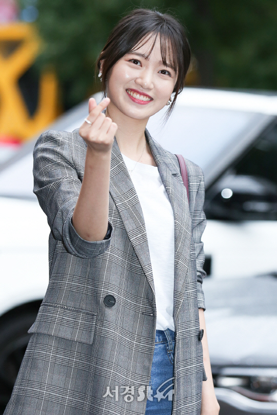 배우 한보배가 6일 오후 서울 영등포구 한 음식점에서 열린 KBS2 드라마 ‘학교 2017’ 종방연에 참석해 포즈를 취하고 있다.