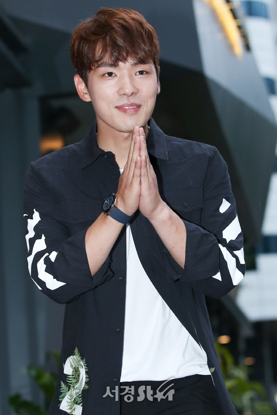 배우 김정현이 6일 오후 서울 영등포구 한 음식점에서 열린 KBS2 드라마 ‘학교 2017’ 종방연에 참석해 포즈를 취하고 있다.