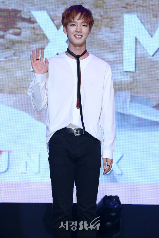 MXM 멤버 임영민이 6일 오후 서울 강남구 KT&G 상상마당 대치아트홀에서 열린 첫 번째 미니앨범 ‘UNIMIX‘ 데뷔 쇼케이스에 참석해 포토타임을 갖고 있다.