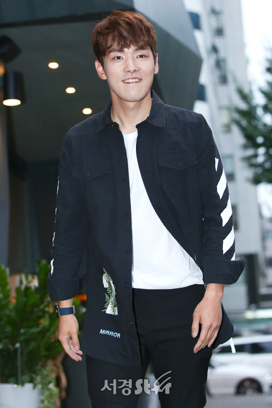 배우 김정현이 6일 오후 서울 영등포구 한 음식점에서 열린 KBS2 드라마 ‘학교 2017’ 종방연에 참석해 포즈를 취하고 있다.