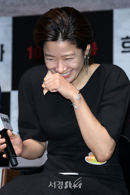 전혜진이 7일 오전 서울 강남구 신사동 압구정 CGV에서 열린 영화 ‘희생부활자’ 제작보고회에 참석했다.