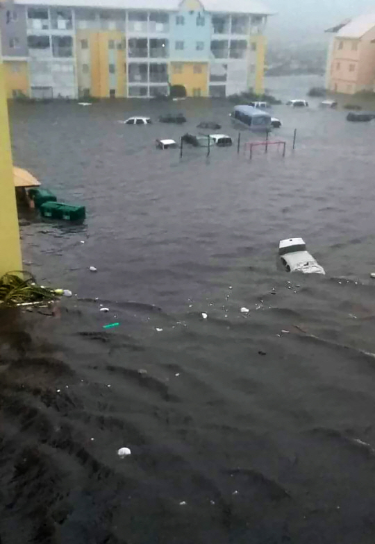 역대 최강 허리케인인 ‘어마’가 휩쓸고 간 카리브해의 프랑스령 생마르탱섬에서 6일(현지시간) 홍수가 발생해 건물과 차들이 물에 잠겨 있다. 이날 어마가 카리브해 일대를 강타하면서 동쪽 프랑스령 섬들에서 8명이 숨지고 23명이 부상을 입었다.    /AFP연합뉴스