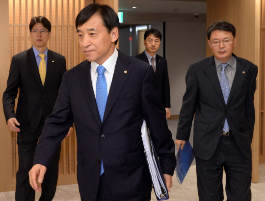 이주열 한국은행 총재(왼쪽 두번째).
