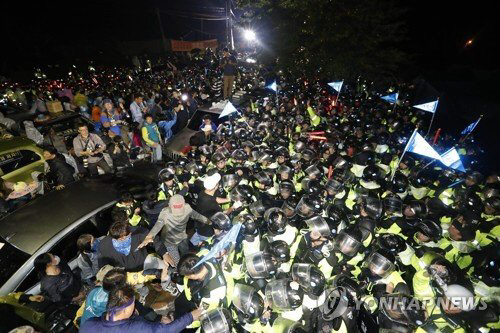 사드추가배치를 반대하는 성주 시민들과 경찰 간에 충돌이 일어났다./ 연합뉴스