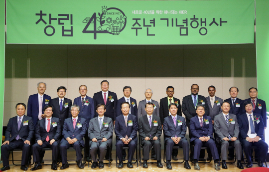 한국에너지기술연구원 개원 40주년 기념행사에 참석한 내비들이 기념촬영을 하고 있다. 사진제공=한국에너지기술연구원