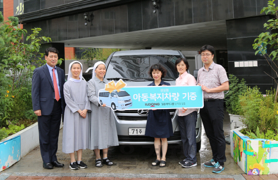 7일 경기 용인시 수지구에 위치한 아동양육시설 성심원에서 일동제약 임직원들이 승합차를 기증하고 있다. 일동제약 임직원이 사회공헌활동을 위해 매월 적립하는 기금에 회사가 같은 금액을 더해 12인승 승합차를 마련했으며 기증한 차량은 원생들의 야외활동 등의 용도로 쓰일 예정이다. /사진제공=일동제약