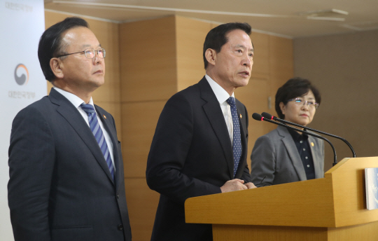 송영무 국방부 장관이 김부겸 행정안전부 장관, 김은경 환경부 장관과 힘께 7일 오후 서울 세종로 정부서울청사에서 열린 사드 임시배치와 관련한 합동브리핑에서 기자들의 질문에  답하고 있다. /연합뉴스