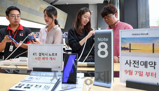 삼성전자의 갤럭시노트8 사전예약이 시작된 7일 서울 종로구 KT스퀘어에서 고객들이 구매 상담을 받고 있다. /송은석기자