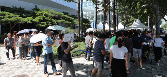 강남구 대치동에 마련된 신반포센트럴자이 모델하우스에 입장하기 위해 방문객들이 줄을 서고 있다. /사진=연합뉴스