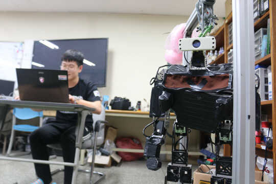 국민대 휴머노이드 로봇 연구실에서 한 학생이 연구를 하고 있다. /사진제공=국민대
