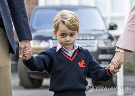 英 조지 왕자, 父 윌리엄 왕세손 손 잡고 초등학교 첫 등교