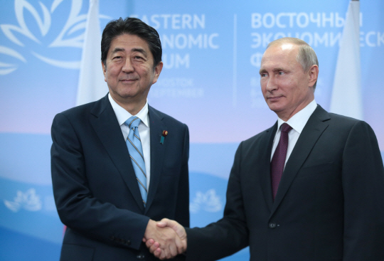 日아베 총리, 푸틴-몽골 대통령에 “유도로 대련 한번 해봐라” 제안