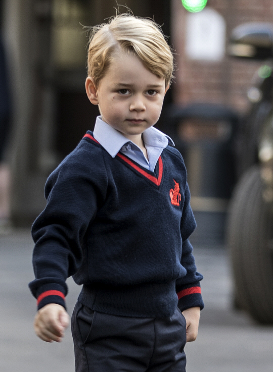 영국 조지 왕자 아빠 손 잡고 첫 등교 “학비만 2,700만원”