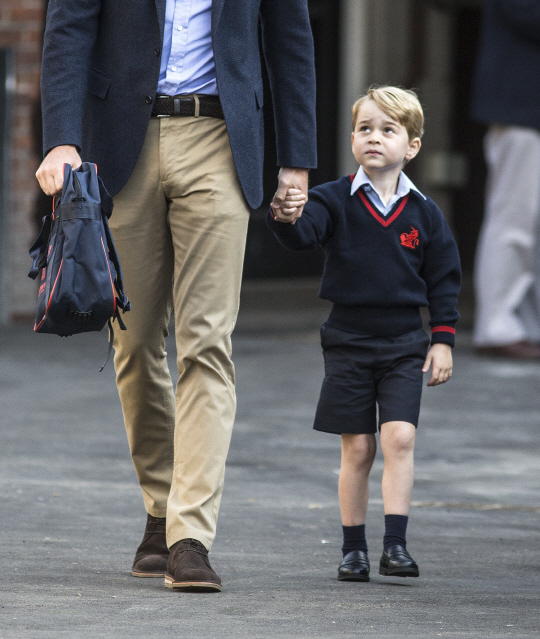 영국 조지 왕자 아빠 손 잡고 첫 등교 “학비만 2,700만원”