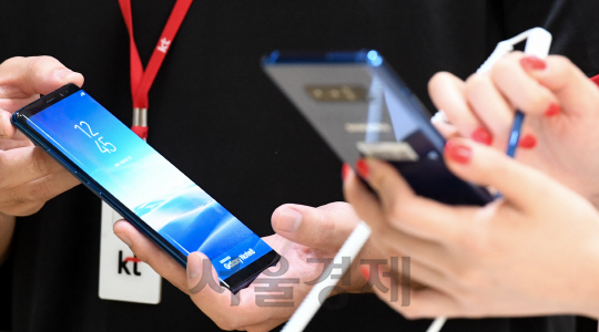 삼성전자의 하반기 전략폰 갤럭시노트8 사전예약이 개시된 지난 7일 서울 종로구 KT스퀘어에서 고객들이 구매 상담을 받고 있다./송은석기자