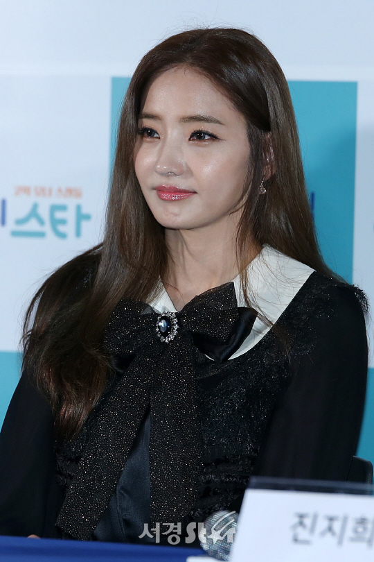 배우 한채영이 8일 오후 서울 용산구 CGV 용산아이파크몰에서 열린 영화 ‘이웃집 스타’ 언론시사회에 참석했다.