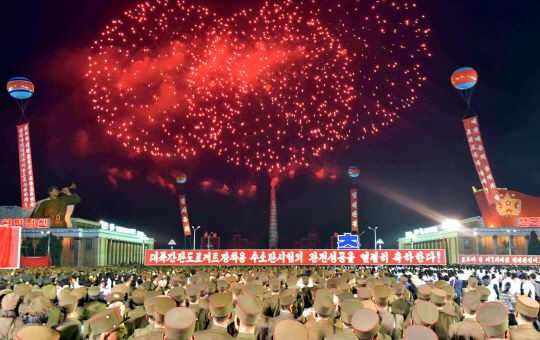 6일 밤 북한 평양 김일성광장에서 군인과 시민들이 6차 핵실험 성공 축하 군중집회 불꽃놀이를 지켜보고 있다. /평양=AFP연합뉴스