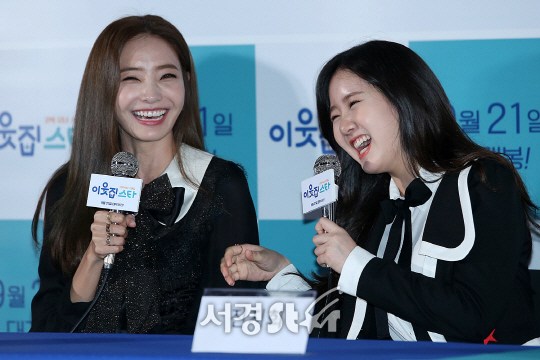 배우 한채영과 진지희가 8일 오후 서울 용산구 CGV 용산아이파크몰에서 열린 영화 ‘이웃집 스타’ 언론시사회에 참석했다.