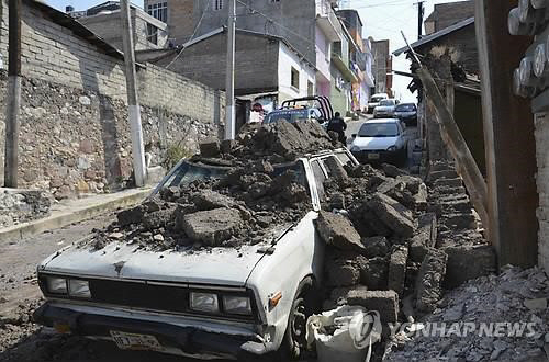 AP '강한 지진 멕시코시티 뒤흔들어 사람들 대피중'