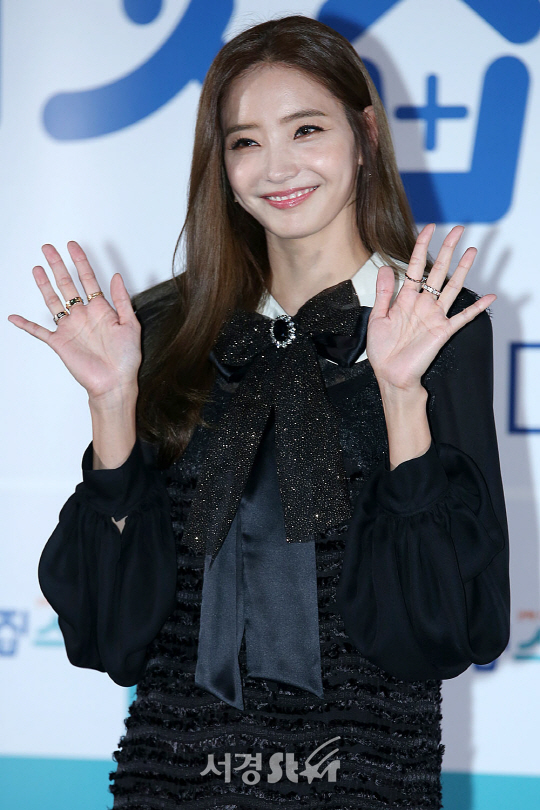 배우 한채영이 8일 오후 서울 용산구 CGV 용산아이파크몰에서 열린 영화 ‘이웃집 스타’ 언론시사회에 참석해 포토타임을 갖고 있다.