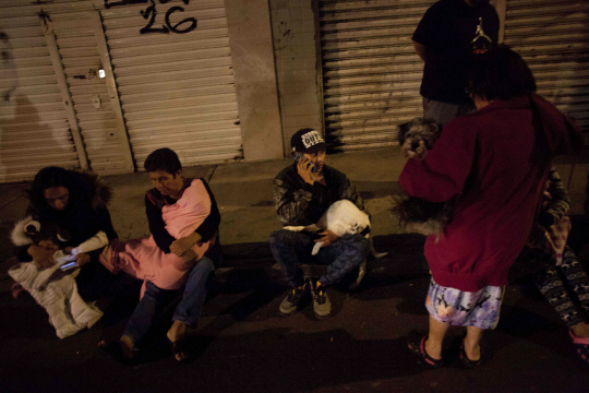 7일(현지시간) 새벽 강진이 발생한 멕시코시티에서 사람들이 거리로 나와 모여있다./멕시코시티=AFP연합뉴스