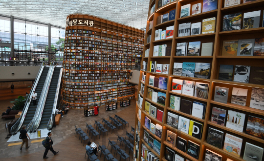 [토요워치]인스타그램 핫플레이스 '별마당도서관'..공간의 가치를 높이는 서점