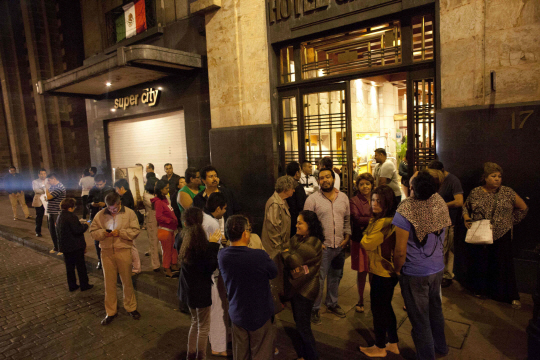 7일(현지시간) 멕시코 수도 멕시코시티에서 진동을 느낀 주민들이 건물 밖으로 빠져나와 서성이고 있다. /멕시코시티= AFP연합뉴스