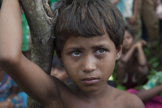 미얀마 정부군의 학대를 피해 국경을 넘은 어린 로힝야족 난민이 지난 6일 방글라데시 국경지대인 테크나프의 임시거처에서 눈물을 흘리고 있다.   /테크나프=EPA연합뉴스