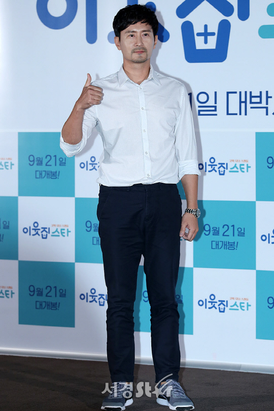 배우 임형준이 8일 오후 서울 용산구 CGV 용산아이파크몰에서 열린 영화 ‘이웃집 스타’ 언론시사회에 참석해 포토타임을 갖고 있다.