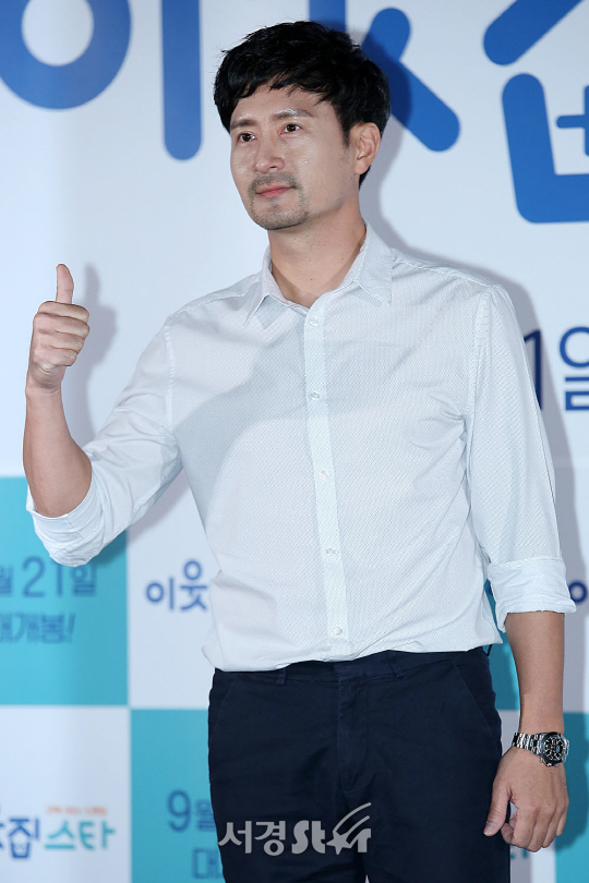 배우 임형준이 8일 오후 서울 용산구 CGV 용산아이파크몰에서 열린 영화 ‘이웃집 스타’ 언론시사회에 참석해 포토타임을 갖고 있다.